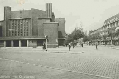 De-Mathenesserkerk-uit-het-zuidwesten-gezien-links-Allard-Piersonstraat-rechts-de-Van-Citterstraat-vanaf-Mathenesserplein-1944